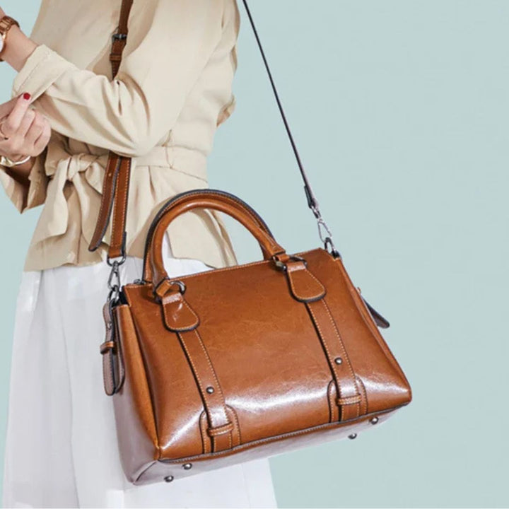 Emma-Ida | Glänzende Schultertasche