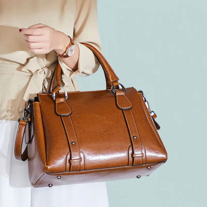Emma-Ida | Glänzende Schultertasche
