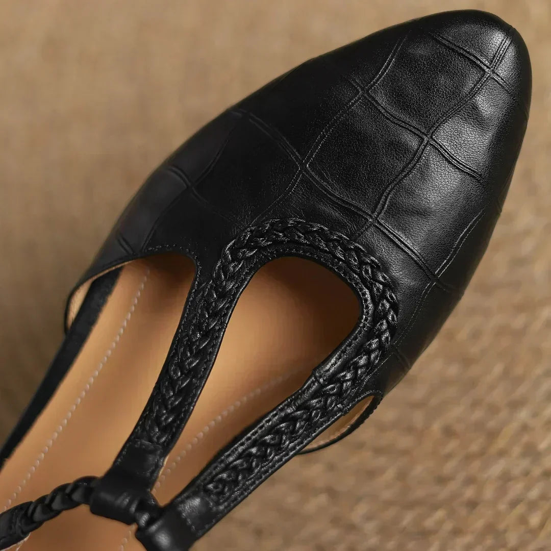 Greta – Klassische Leder-T-Steg-Schuhe mit geflochtenem Detail